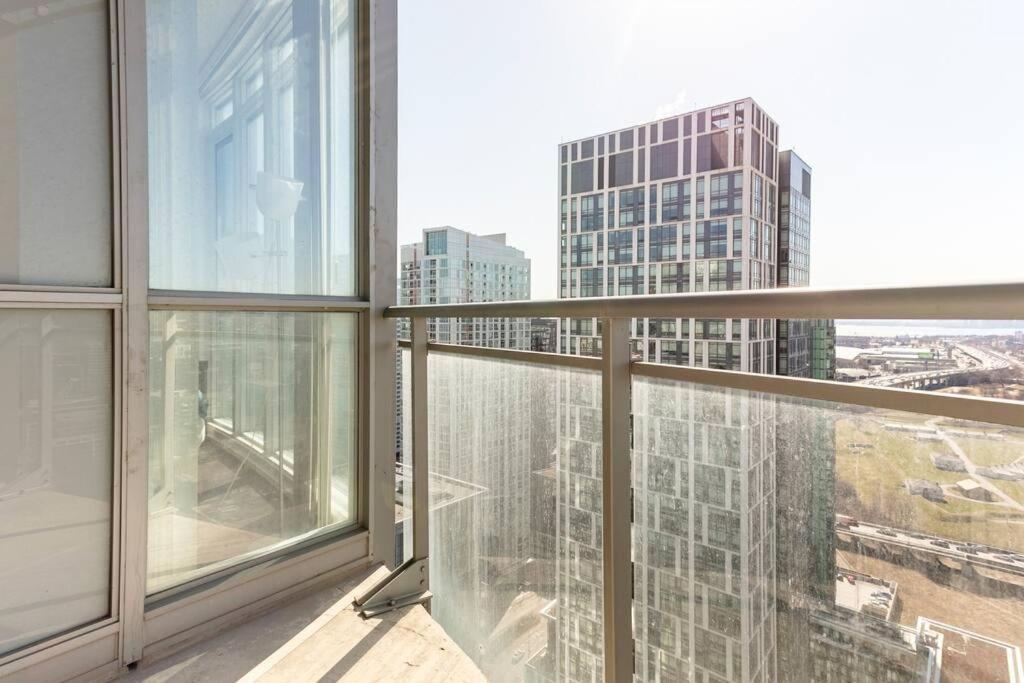 Luxury Downtown Lakeview & City View Condo Toronto Bagian luar foto