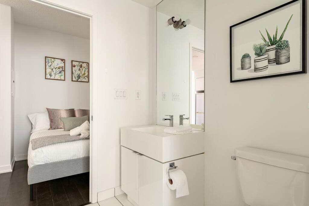 Luxury Downtown Lakeview & City View Condo Toronto Bagian luar foto